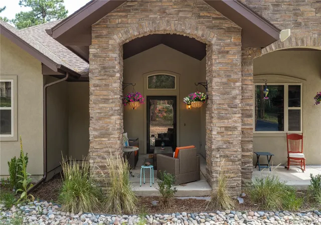 3rd image of 1395 Gore Cir, Larkspur, CO 80118 | MLS# 2387702