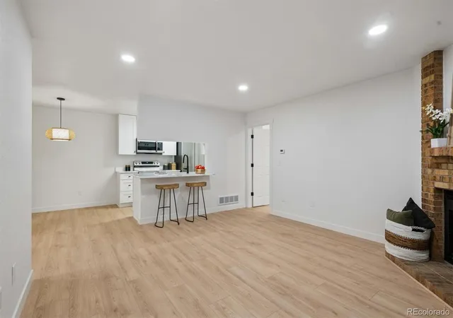 5th image of 8015 W Eastman Pl, Lakewood, CO 80227