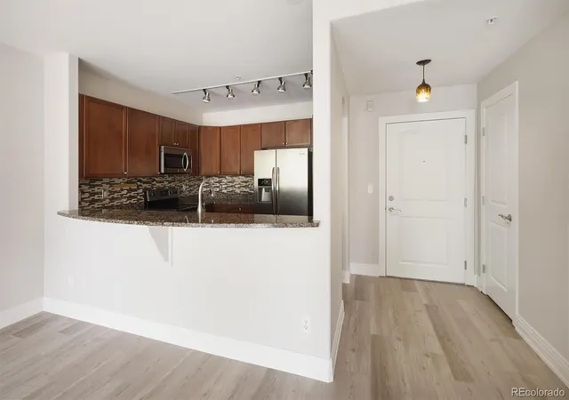 Listing Photo 5 - Condo for sale in building located at 9079 E Panorama Cir, Englewood, CO 80112 - Unit #413