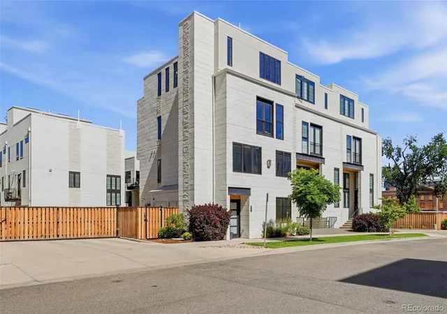 Photo 3 of Townhouse for sale at 825 Bellaire St, Denver, CO 80220 | MLS# 4481106 | Listing updated on 2026-09-16
