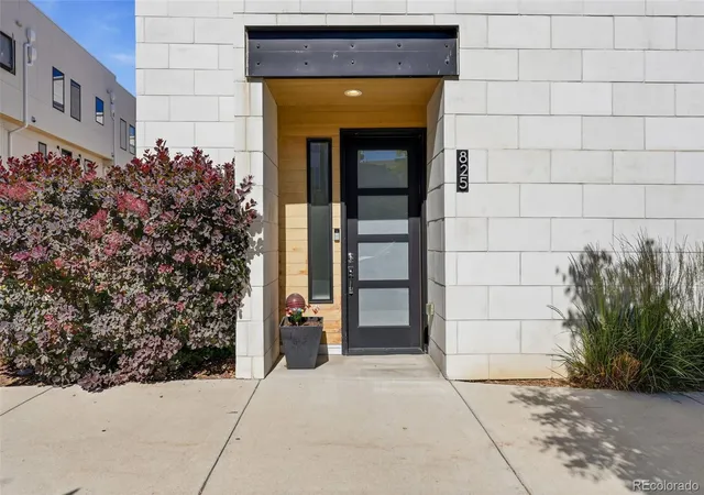 Photo 3 of Townhouse for sale at 825 Bellaire St, Denver, CO 80220 | MLS# 4481106 | Listing updated on 2026-10-10