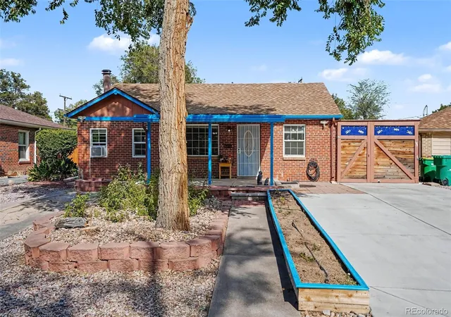 Photo 3 of Single family home for sale at 1748 Nome St, Aurora, CO 80010 | MLS# 7606334 | Listing updated on 2026-09-22