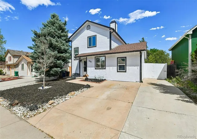 Photo 2 of Single family home for sale at 4502 S Pagosa Cir, Aurora, CO 80015 | MLS# 7974742 | Listing updated on 2026-10-07