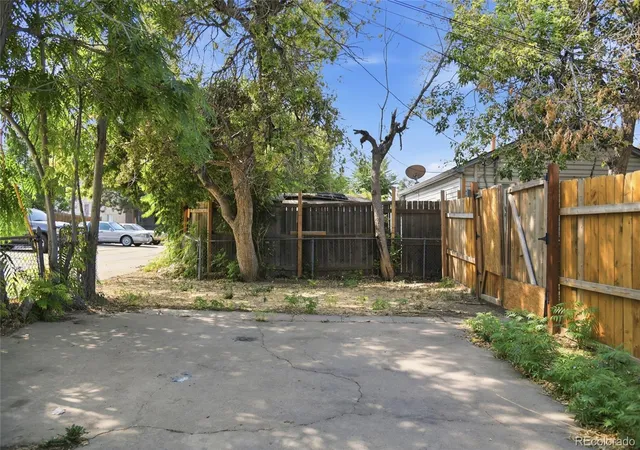 17th image of 1608 Oakland St, Aurora, CO 80010 | MLS# 9062371