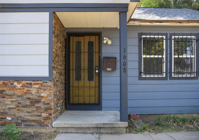 3rd image of 1608 Oakland St, Aurora, CO 80010 | MLS# 9062371