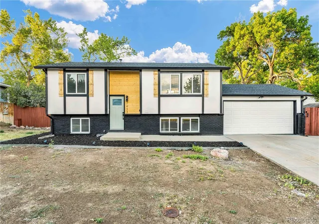 Photo 3 of Single family home for sale at 7433 W Hinsdale Dr, Littleton, CO 80128 | MLS# 7319964 | Listing updated on 2026-08-29