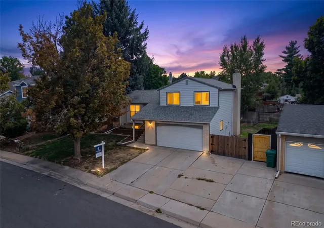 Photo 2 of Single family home for sale at 4586 S Fraser Way, Aurora, CO 80015 | MLS# 7210277 | Listing updated on 2026-09-25