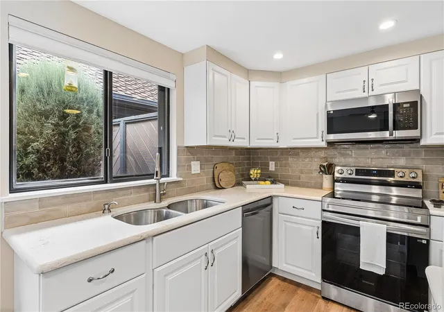 Listing Photo 2 - Condo for sale in building located at 2448 S Victor St, Aurora, CO 80014 - Unit #D
