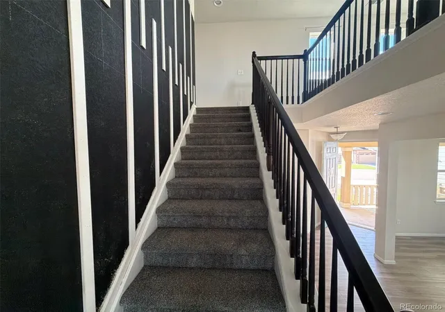 3rd image of 951 N Vandriver Wy, Aurora, CO 80018 | MLS# 3160760