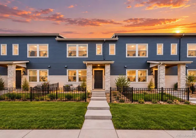 Townhouse for sale at 2833 Bear Springs Cir, Longmont, CO 80503 | MLS# IR1066910