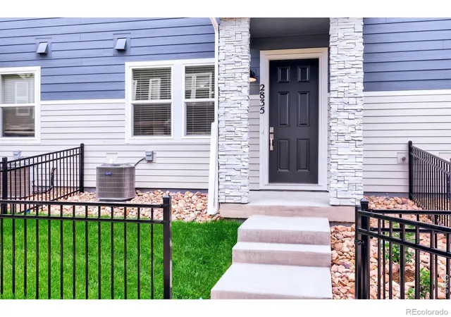 Photo 3 of Townhouse for sale at 2833 Bear Springs Cir, Longmont, CO 80503 | MLS# IR1066910 | Listing updated on 2026-09-23