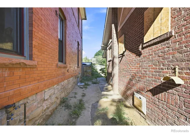 Photo 3 of Single family home for sale at 1445 Saint Paul St, Denver, CO 80206 | MLS# IR1067080 | Listing updated on 2026-10-04