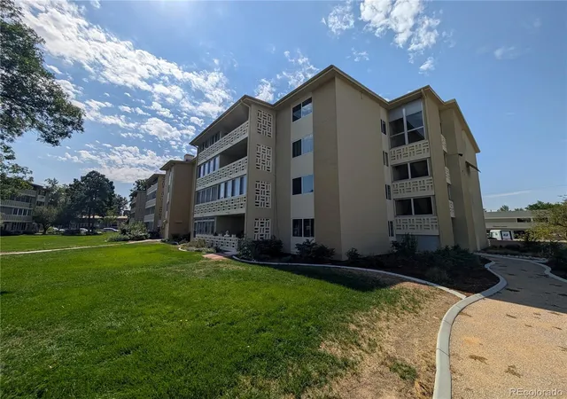 Photo 3 of Sale Pending at 580 S Clinton St #9B, Denver, CO 80247 | MLS# 3915775 | Listing updated on 2026-08-29