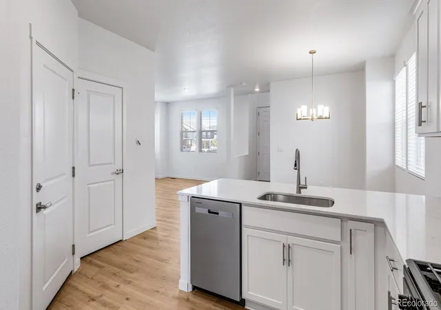 5th image of 677 N Ukraine St, Aurora, CO 80018 | MLS# 4586852