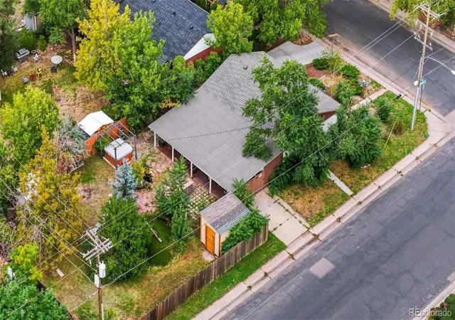 Single family home for sale at 902 S Ironton St, Aurora, CO 80012 | MLS# 7543377
