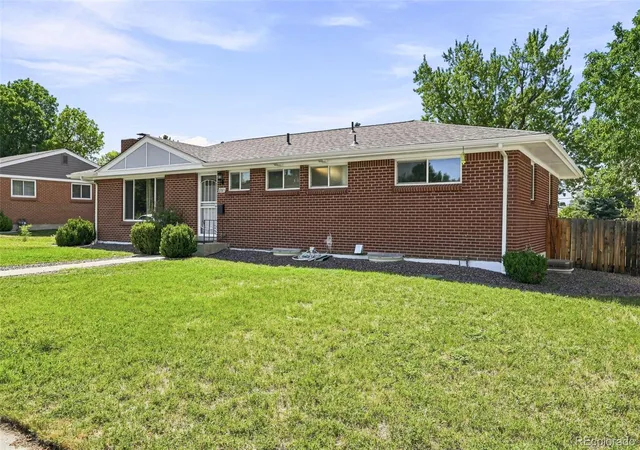 Photo 3 of Single family home for sale at 6985 S Ash Cir, Littleton, CO 80122 | MLS# 7496699 | Listing updated on 2026-08-28