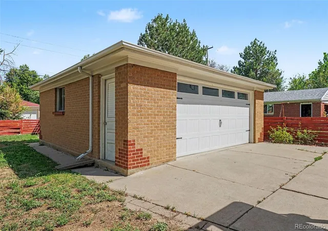 3rd image of 2370 Kingston St, Aurora, CO 80010 | MLS# 3450709