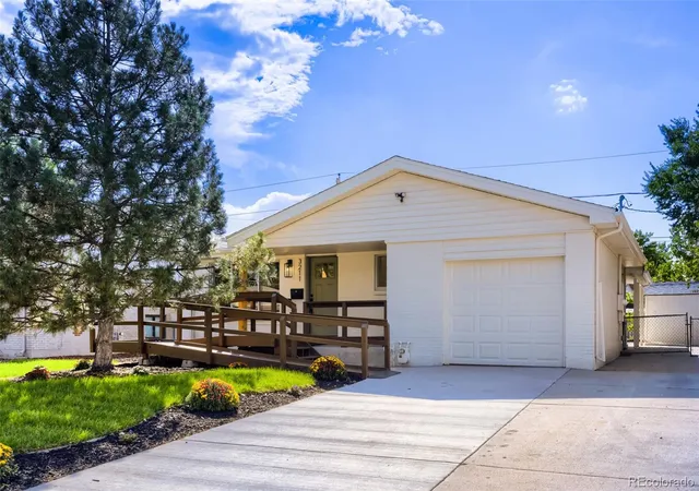 3rd image of 3211 Billings St, Aurora, CO 80011 | MLS# 3289493