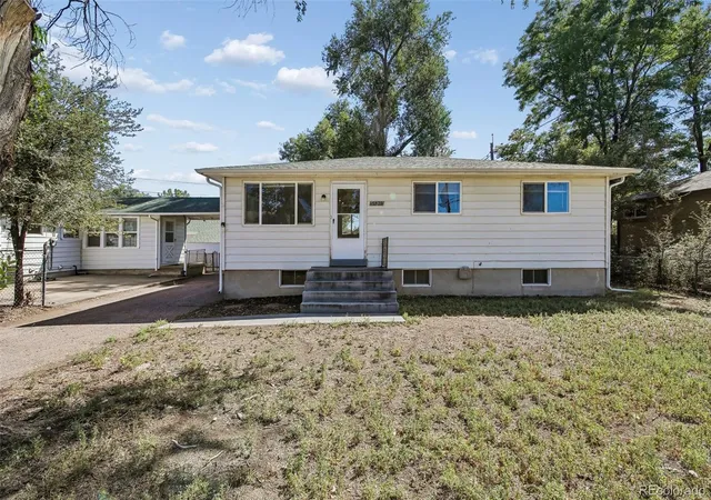 Photo 3 of Single family home for sale at 863 Fenton St, Lakewood, CO 80214 | MLS# 2092673 | Listing updated on 2026-09-29