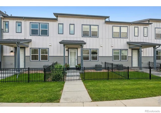 Townhouse for sale at 2865 Bear Springs Cir, Longmont, CO 80503 | MLS# IR1067398