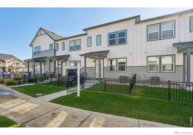Photo 3 of Townhouse for sale at 2865 Bear Springs Cir, Longmont, CO 80503 | MLS# IR1067398 | Listing updated on 2026-10-21