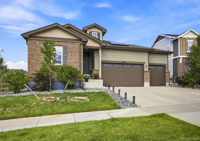 Photo 4 of Single family home for sale at 7266 S Robertsdale Way, Aurora, CO 80016 | MLS# 8257413 | Listing updated on 2026-09-27