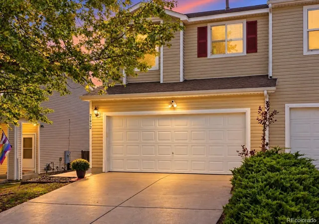 Townhouse for sale at 21972 E Crestline Pl, Aurora, CO 80015 | MLS# 3530746