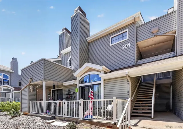 Listing Photo 2 - Condo for sale in building located at 942 S Walden St, Aurora, CO 80017 - Unit #204