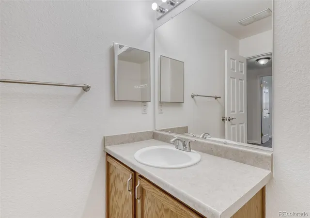 Listing Photo 2 - Condo for sale in building located at 5733 N Gibralter Wy, Aurora, CO 80019 - Unit #3-306