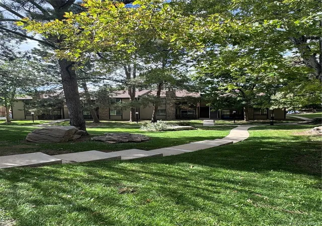 Listing Photo 2 - Condo for sale in building located at 1850 S Pitkin Cir, Aurora, CO 80017 - Unit #B