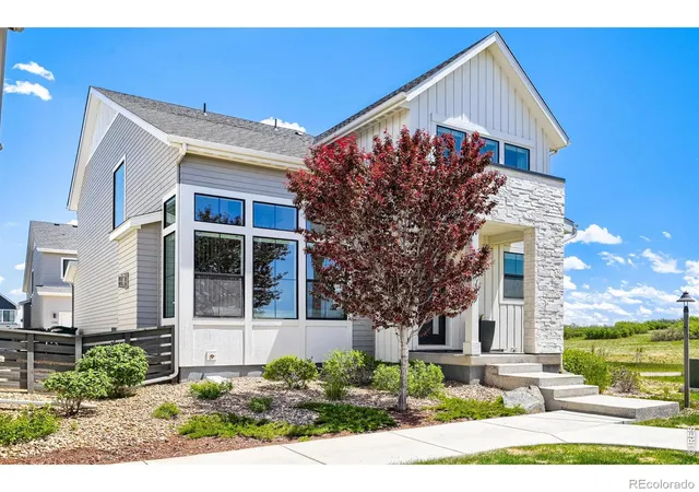 Photo 3 of Sale Pending at 1747 Stable View Dr, Castle Pines, CO 80108 | MLS# IR1068342 | Listing updated on 2026-09-19