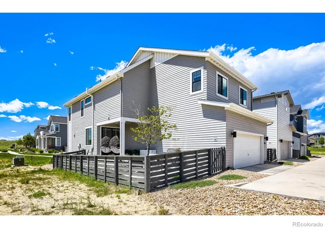 Photo 4 of Sale Pending at 1747 Stable View Dr, Castle Pines, CO 80108 | MLS# IR1068342 | Listing updated on 2026-09-19