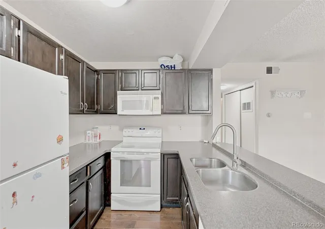 Listing Photo 4 - Condo for sale in building located at 5715 W Atlantic Pl, Lakewood, CO 80227 - Unit #101