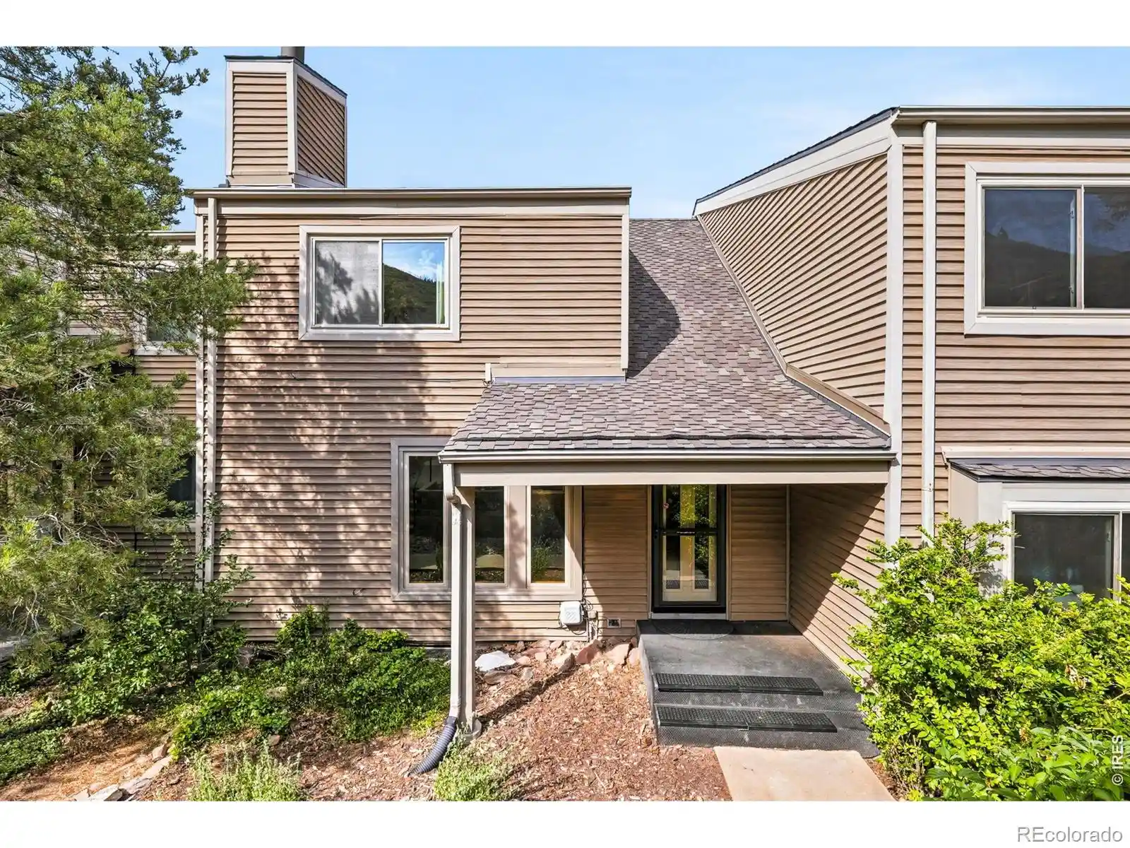 Listing Photo 2 - Condo for sale in 6846 Surrey Trl located at 6846 Surrey Trl, Littleton, CO 80125 - Unit 6846 Surrey Trl