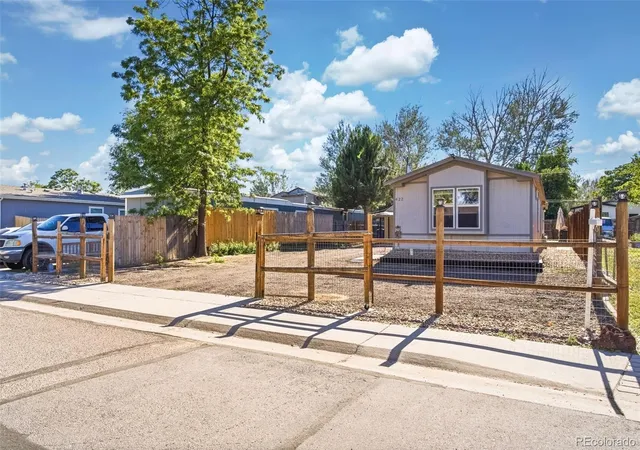 Photo 3 of Single family home for sale at 422 Willow Dr, Lochbuie, CO 80603 | MLS# 9245160 | Listing updated on 2026-09-25