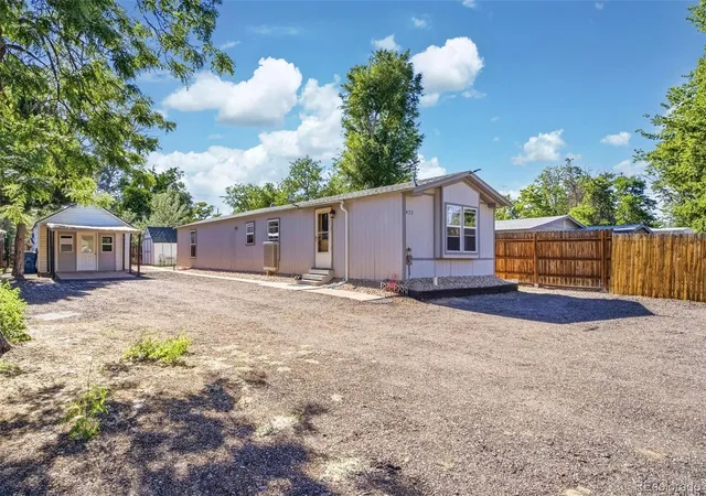 Photo 3 of Single family home for sale at 422 Willow Dr, Lochbuie, CO 80603 | MLS# 9245160 | Listing updated on 2026-09-25