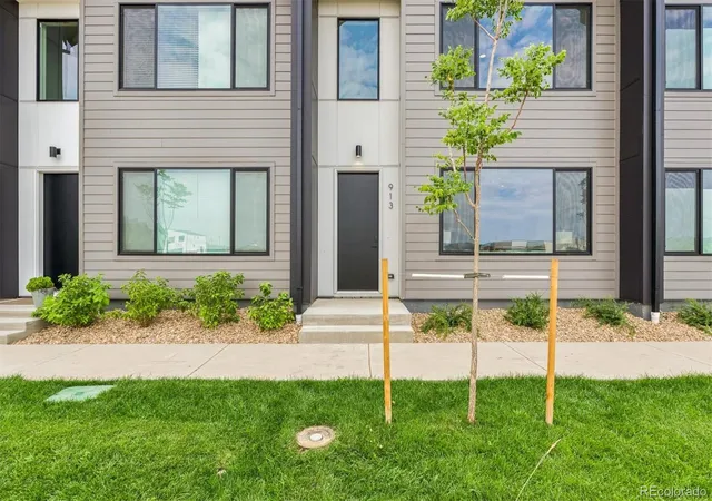 Photo 2 of Townhouse for sale at 921 Edge Cir, Longmont, CO 80501 | MLS# 6449181 | Listing updated on 2026-09-13