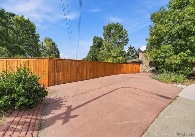 Photo 4 of Single family home for sale at 1005 Lamar St, Lakewood, CO 80214 | MLS# 6144131 | Listing updated on 2026-09-19