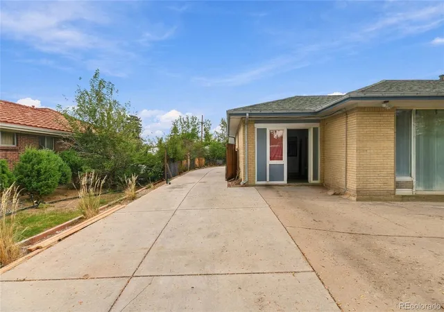 Photo 3 of Single family home for sale at 540 Uvalda St, Aurora, CO 80011 | MLS# 1613334 | Listing updated on 2026-09-23
