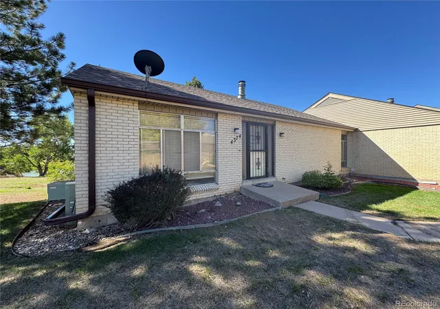 Photo 1 of Townhouse for sale at 4374 W Pondview Dr, Littleton, CO 80123 | MLS# 2673162 | Listing updated on 2026-09-16