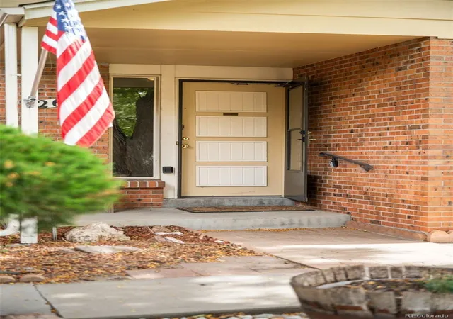 Photo 2 of Single family home for sale at 2662 S Kingston Ct, Aurora, CO 80014 | MLS# 5872239 | Listing updated on 2026-09-27