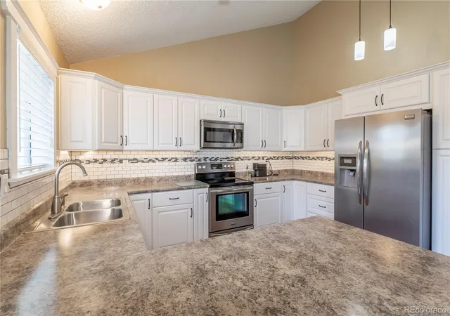 Photo 4 of Townhouse for sale at 1148 S Newland Pl, Lakewood, CO 80232 | MLS# 9937668 | Listing updated on 2026-09-24