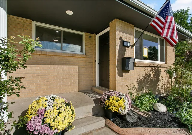 Photo 1 of Single family home for sale at 1624 S Yukon Ct, Lakewood, CO 80232 | MLS# 5982112 | Listing updated on 2026-09-19