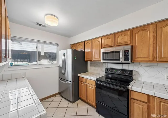 Photo 4 of Townhouse for sale at 929 N Washington St #5, Denver, CO 80203 | MLS# 7043586 | Listing updated on 2026-10-22