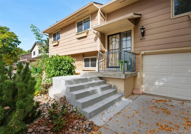 Photo 4 of Single family home for sale at 8673 W Swarthmore Pl, Littleton, CO 80123 | MLS# 2578235 | Listing updated on 2026-10-28
