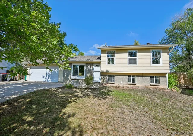 Photo 3 of Single family home for sale at 1555 S Sedalia St, Aurora, CO 80017 | MLS# 8416201 | Listing updated on 2026-10-05