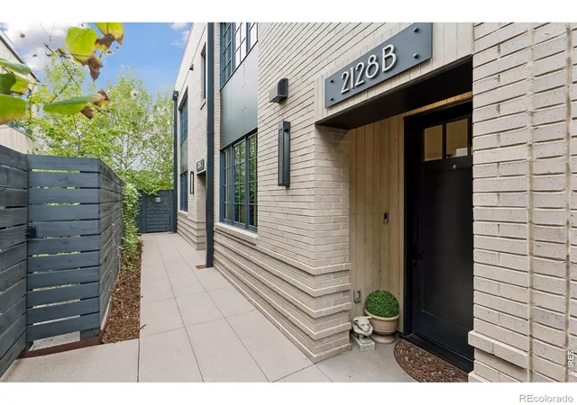 Photo 3 of Townhouse for sale at 2128 Pearl St #B, Boulder, CO 80302 | MLS# IR1069035 | Listing updated on 2026-09-27