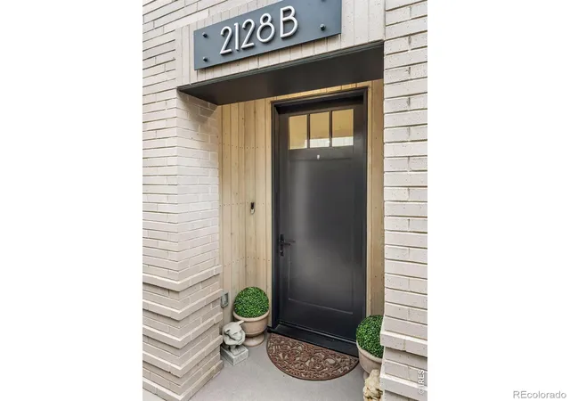 Photo 3 of Townhouse for sale at 2128 Pearl St #B, Boulder, CO 80302 | MLS# IR1069035 | Listing updated on 2026-10-21