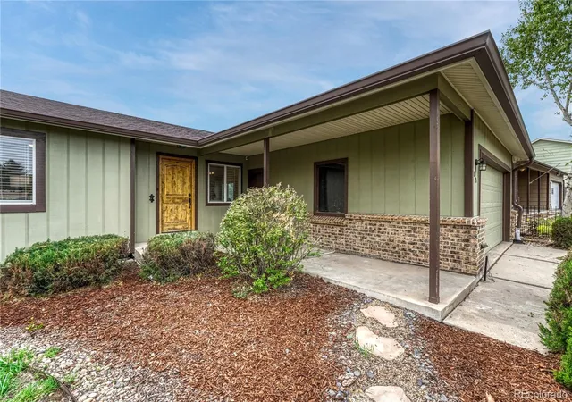 Photo 4 of Single family home for sale at 1050 S Waco Way, Aurora, CO 80017 | MLS# 1749152 | Listing updated on 2026-10-05