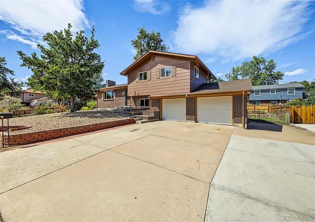 Photo 3 of Single family home for sale at 2137 S Yarrow St, Lakewood, CO 80227 | MLS# 5856144 | Listing updated on 2026-10-03